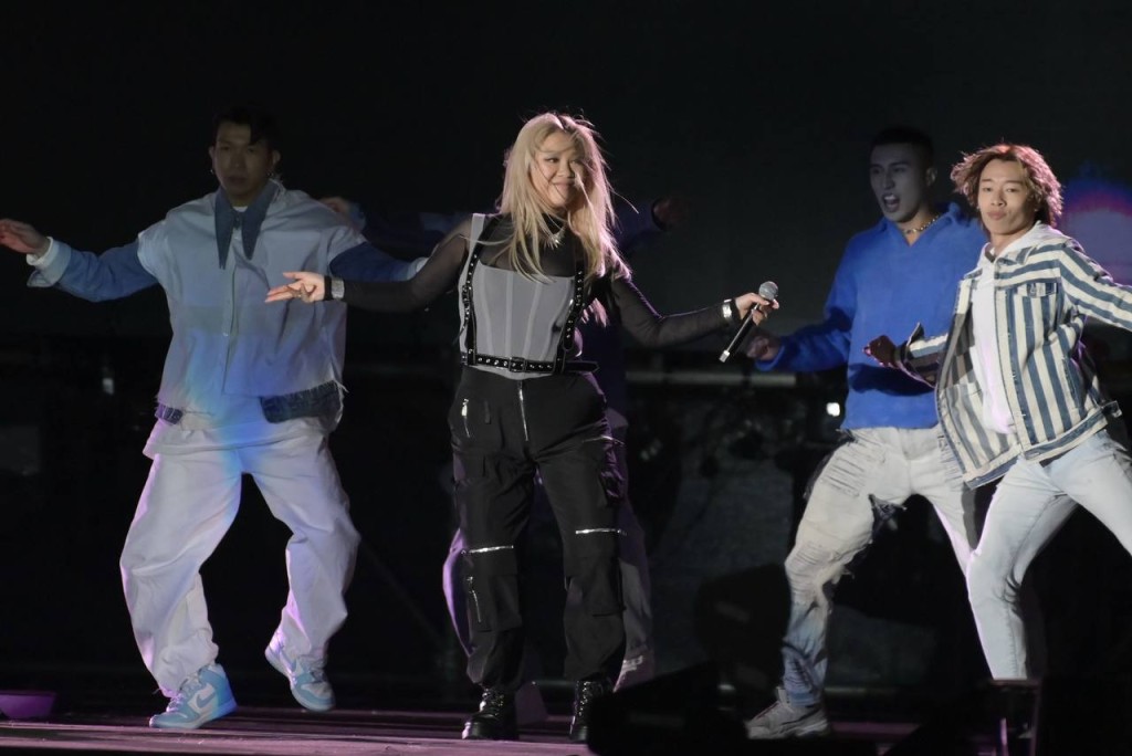 演唱會以fashion show形式開始，亦有DJ界女神樂宜在台上打碟。